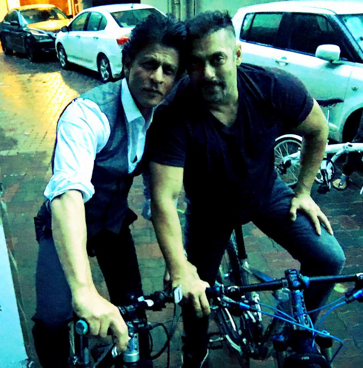 Bhai Bhai bike par SRK, Salman Khan